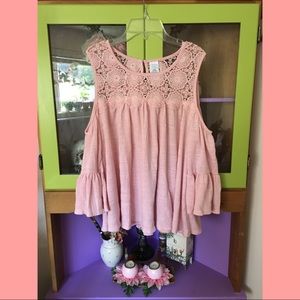 🌷pink blouse w/ darling floral detailing🌷